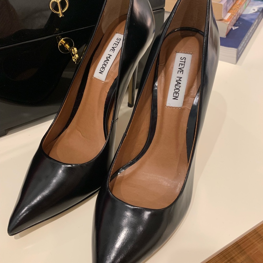 Steve Madden black pumps